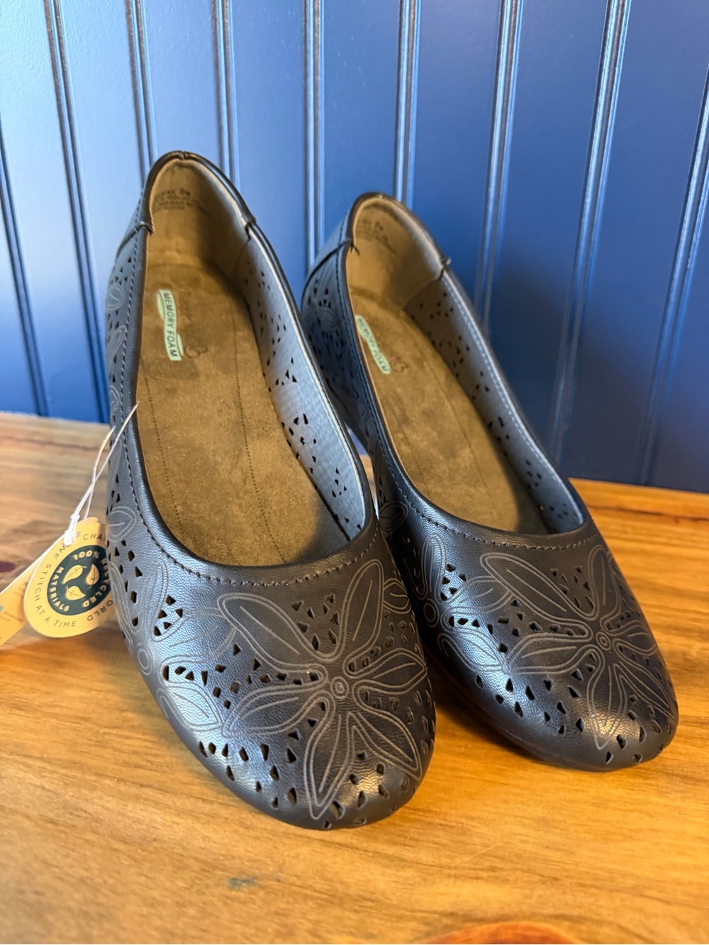 BARE TRAPS Memory Foam Black Floral Laser Cut Comfort Wedge Flats Shoes Size 9